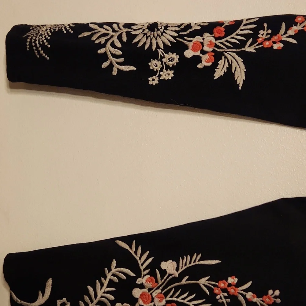 Classic black leggings with chic embroidery by JOHNNY WAS. - Picture 6 of 6